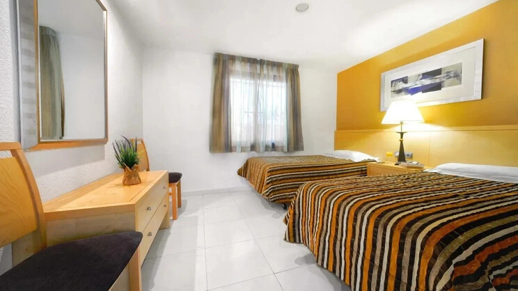 Ona Hollywood Mirage